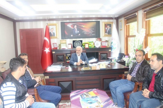 SURİYELİ ÖĞRENCİLERDEN BAŞKANA ZİYARET