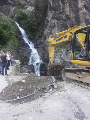 ŞELALENİN ÇEVRESİNDE DÜZENLEME VE MENFEZ ÇALIŞMASI BAŞLAMISTIR