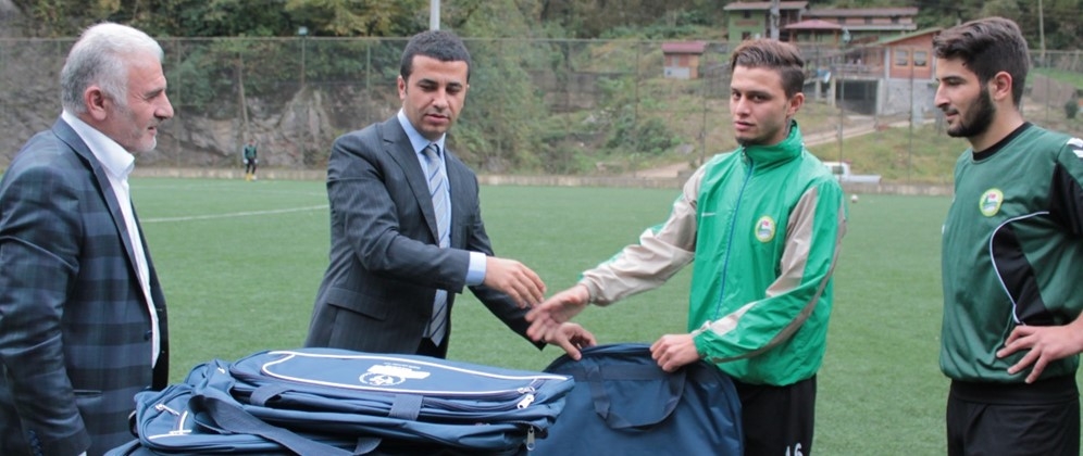 BAŞKAN ÇAMLIHEMŞİN BELEDİYESPOR' A EŞOFMAN DAĞITTI
