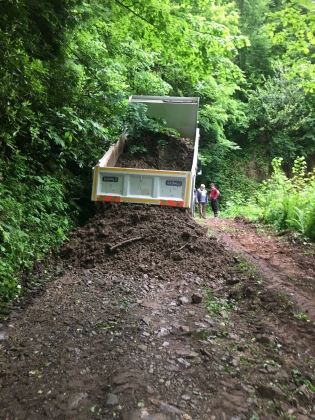 Yukarı Çamlıca Mahallesi  Mahallelerimizdeki Yol Onarım Çalışmaları Devam Ediyor.