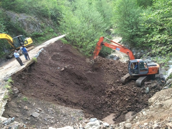 KADIKÖY MAHALLESİNDE AFET DOLAYISIYLA ZARAR GÖREN YERDEKİ SANAT YAPILARINA BAŞLANDI
