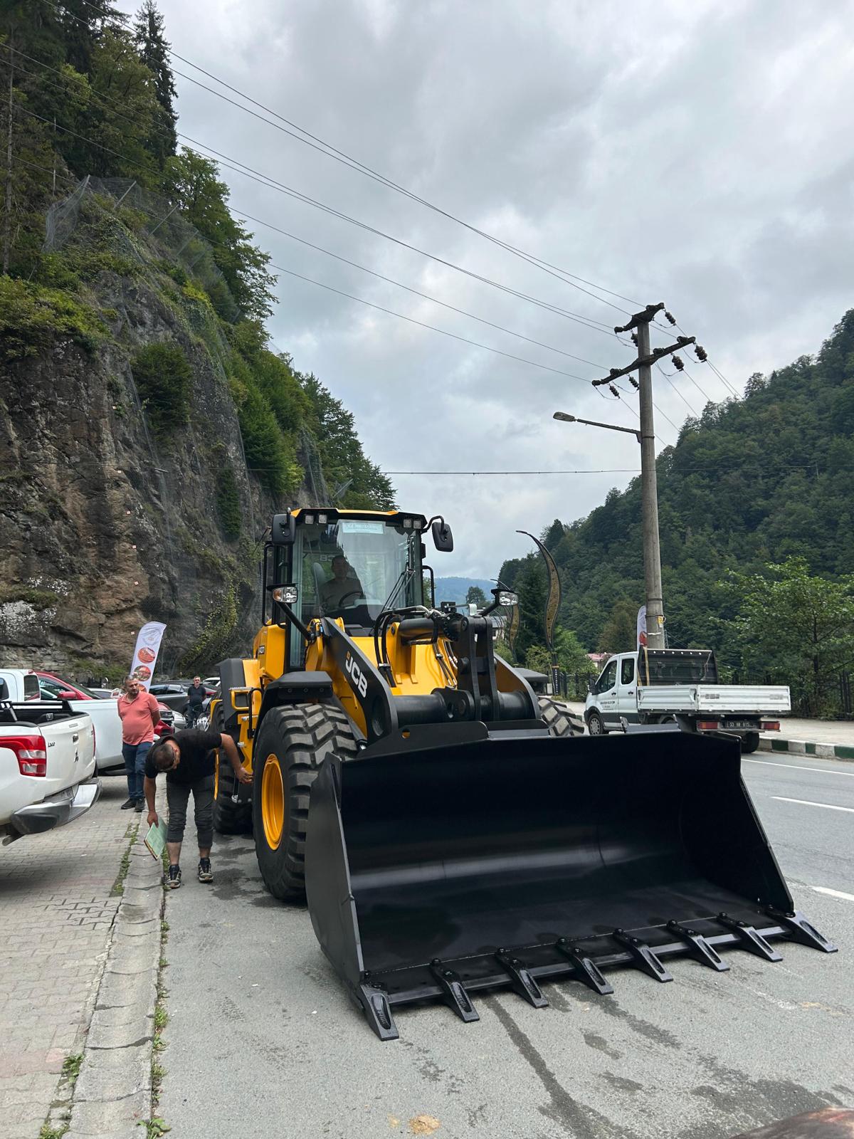 Belediyemiz hizmet araç filosuna 2025 model, 16.500 ton kapasiteli, tam otomatik JCB marka loder kepçe kazandırılmıştır.