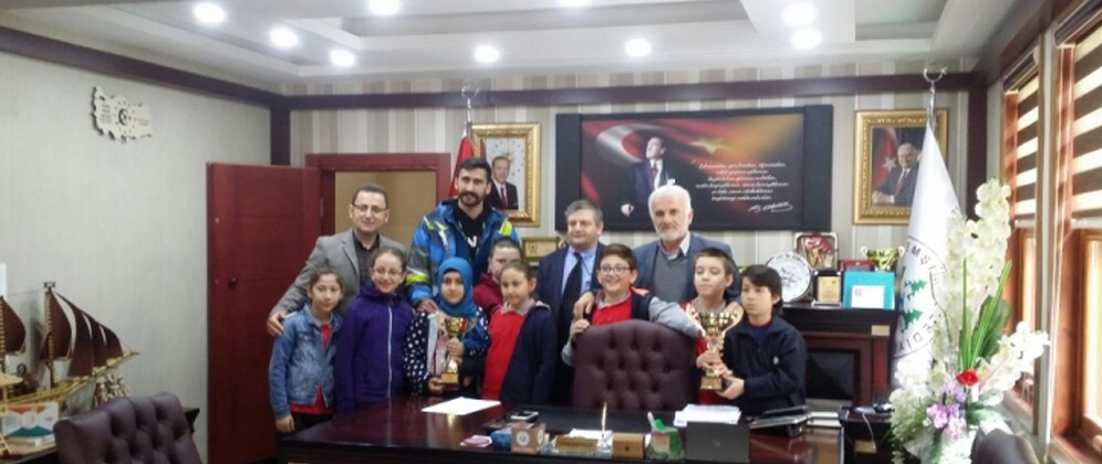 BELEDİYE BAŞKANIMIZ İLDE SATRANÇ YARIŞMASINDA 1. VE 2. ÖDÜLÜ ALAN ÖĞRENCİLERİMİZİ KABUL ETTİ