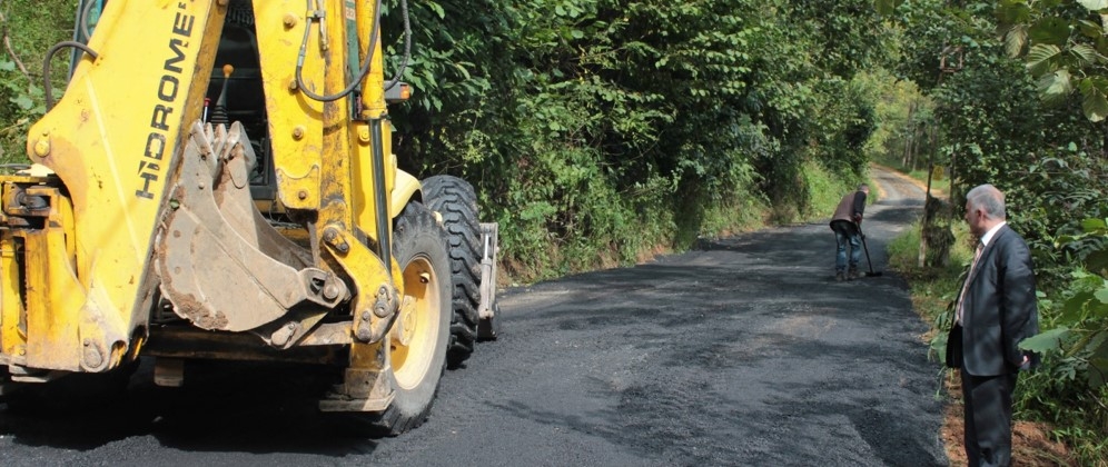 AŞAĞI ÇAMLICA MAHALLESİ YOLLARINA SICAK ASFALT DEVAM EDİYOR