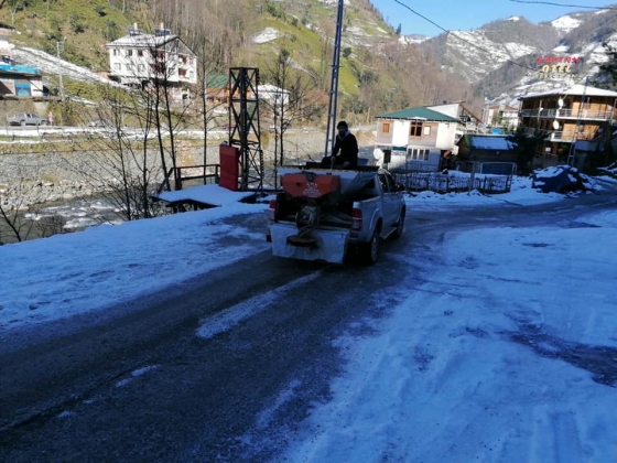 MAHALLE VE KÖY YOLLARI TUZLAMA ÇALIŞMASI DEVAM EDİYOR