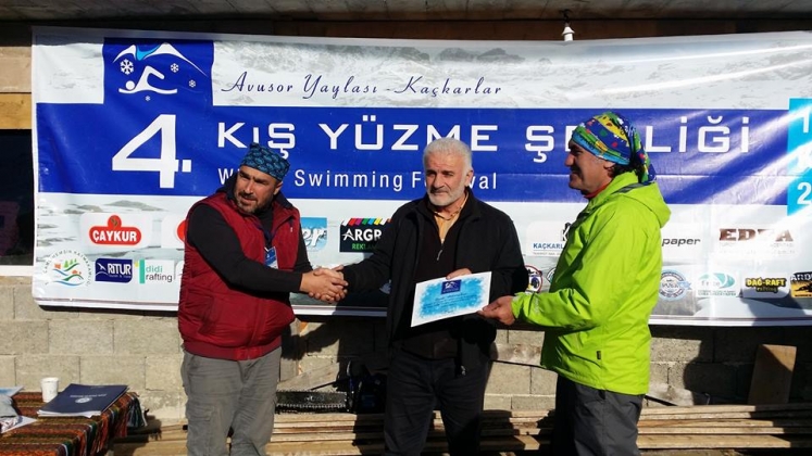 AVUSOR YAYLASINDA 4.SÜ  DÜZENLENEN KAÇKARLARDA KIŞ YÜZME ŞENLĞİ ETKİNLİĞİ